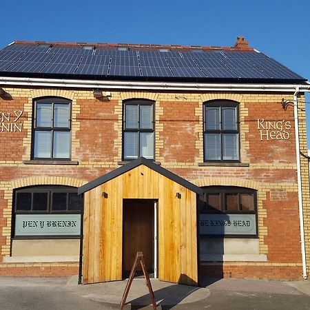 Отель Kings Head Capel Hendre Экстерьер фото