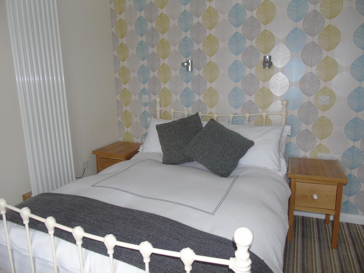 Отель Kings Head Capel Hendre Экстерьер фото
