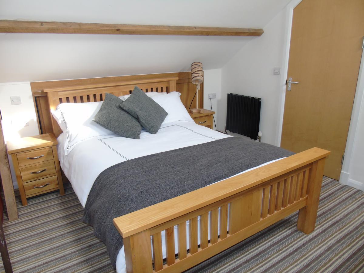 Отель Kings Head Capel Hendre Экстерьер фото