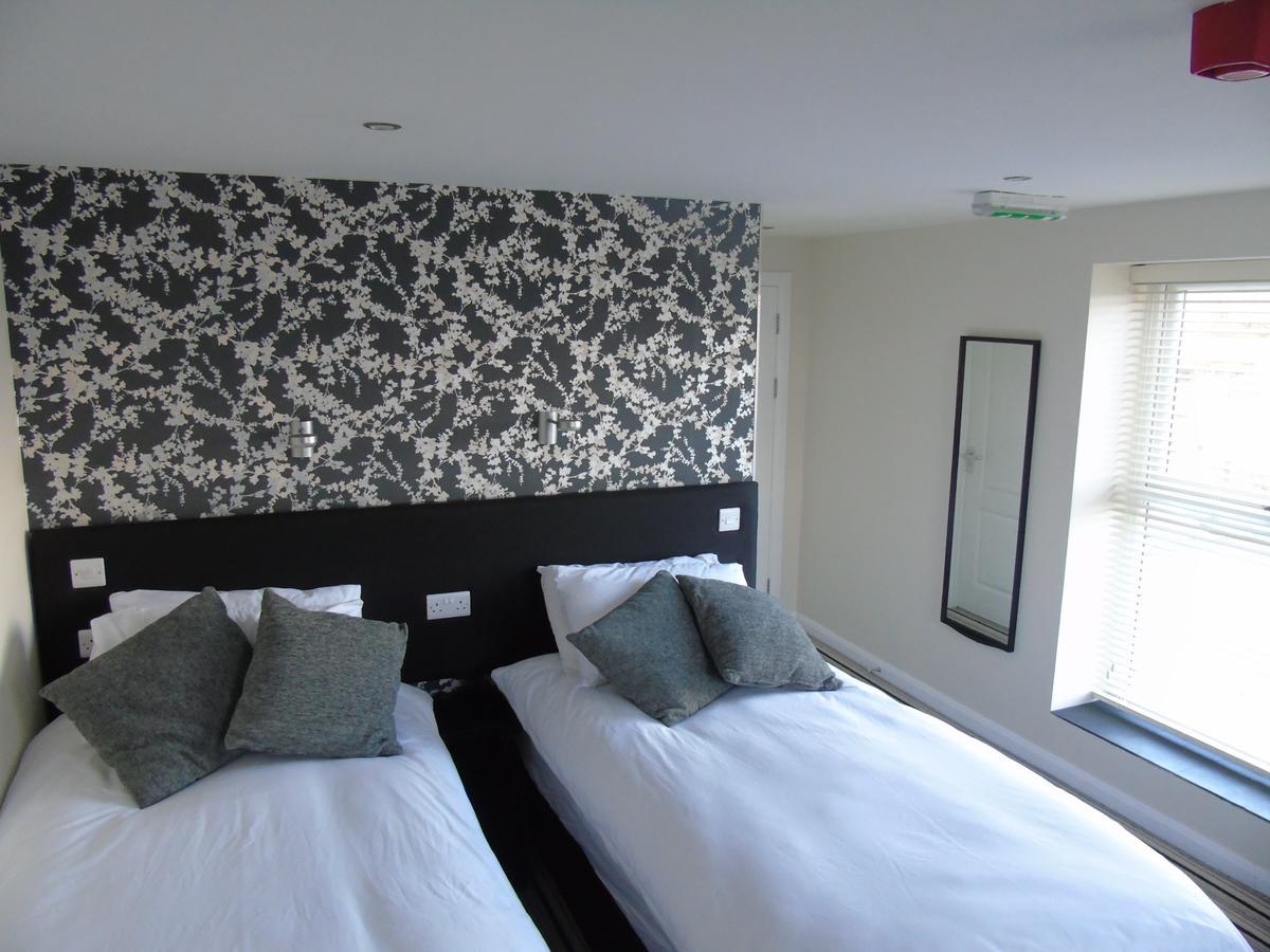 Отель Kings Head Capel Hendre Экстерьер фото