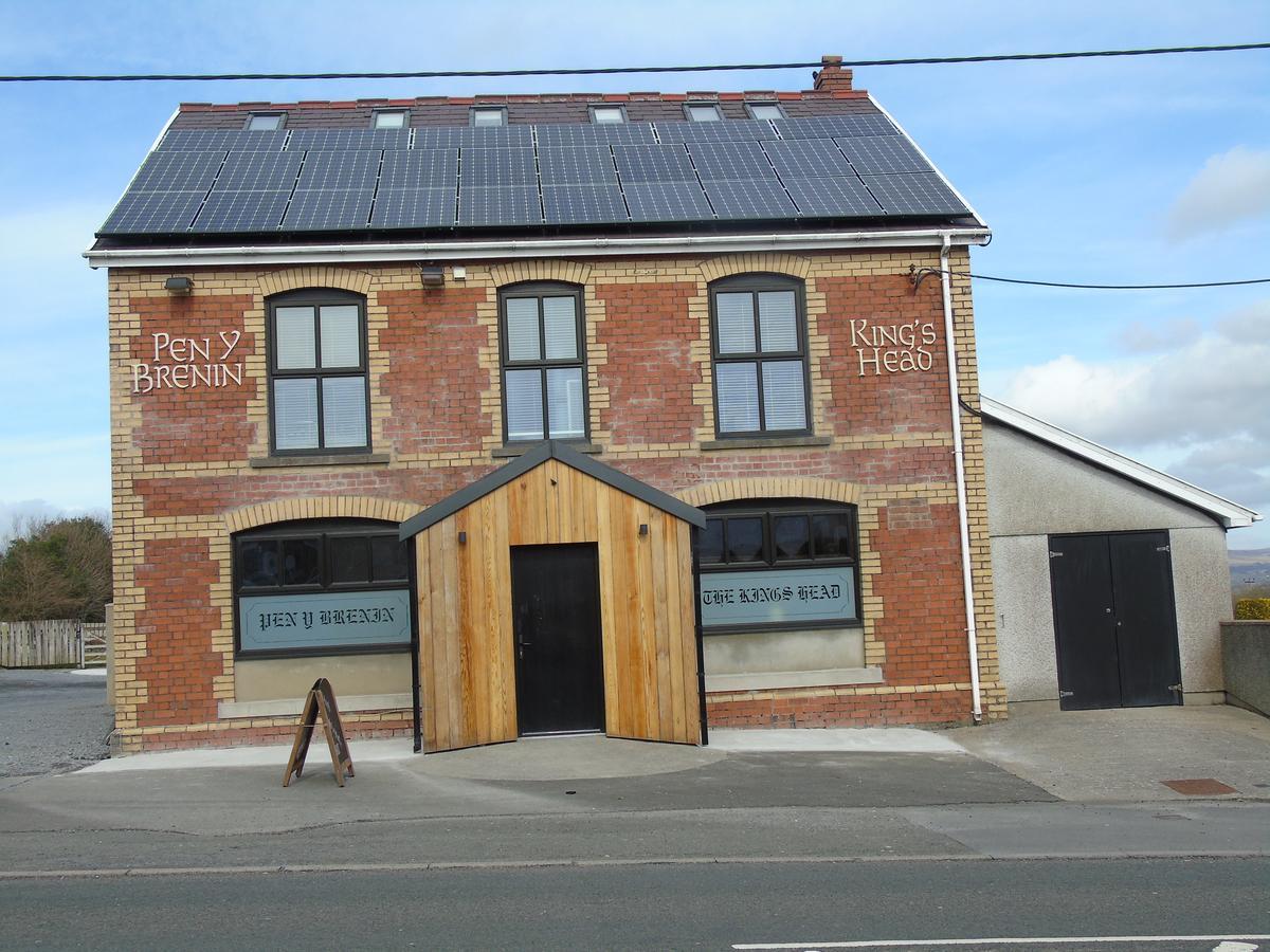 Отель Kings Head Capel Hendre Экстерьер фото