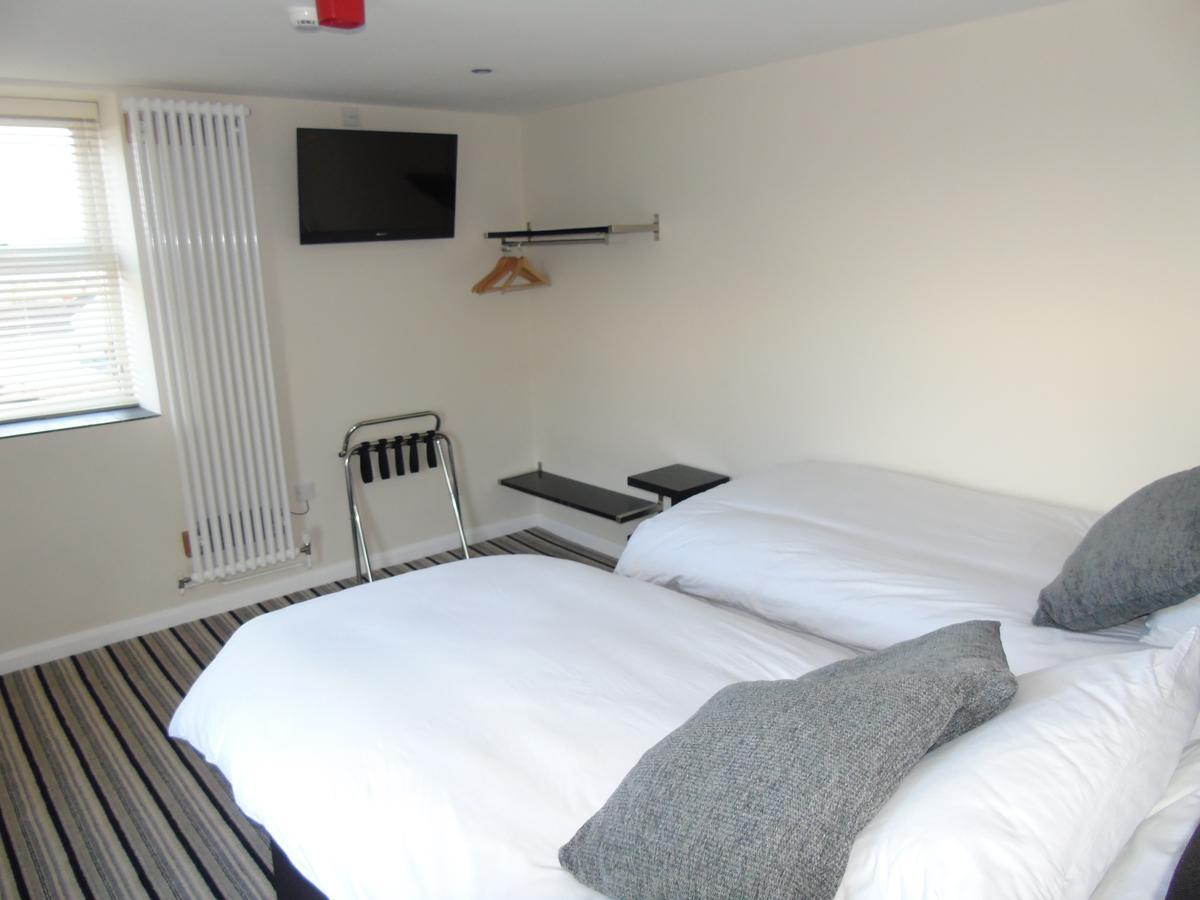 Отель Kings Head Capel Hendre Экстерьер фото