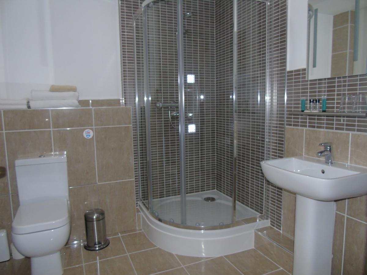 Отель Kings Head Capel Hendre Экстерьер фото