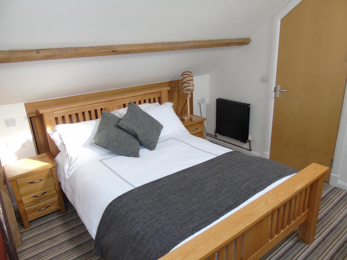 Отель Kings Head Capel Hendre Экстерьер фото