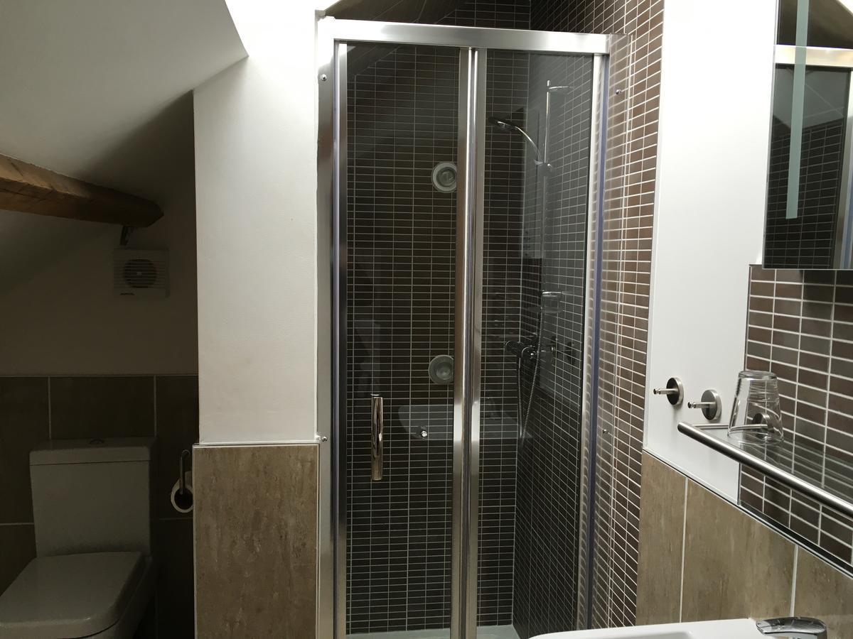 Отель Kings Head Capel Hendre Экстерьер фото