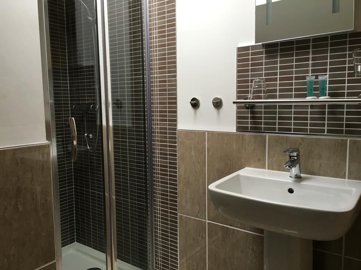 Отель Kings Head Capel Hendre Экстерьер фото