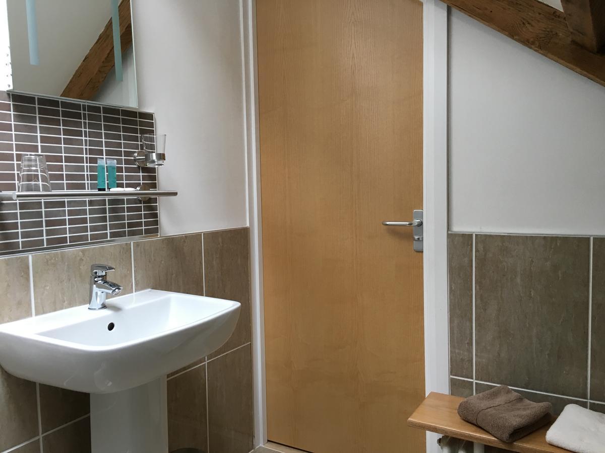 Отель Kings Head Capel Hendre Экстерьер фото
