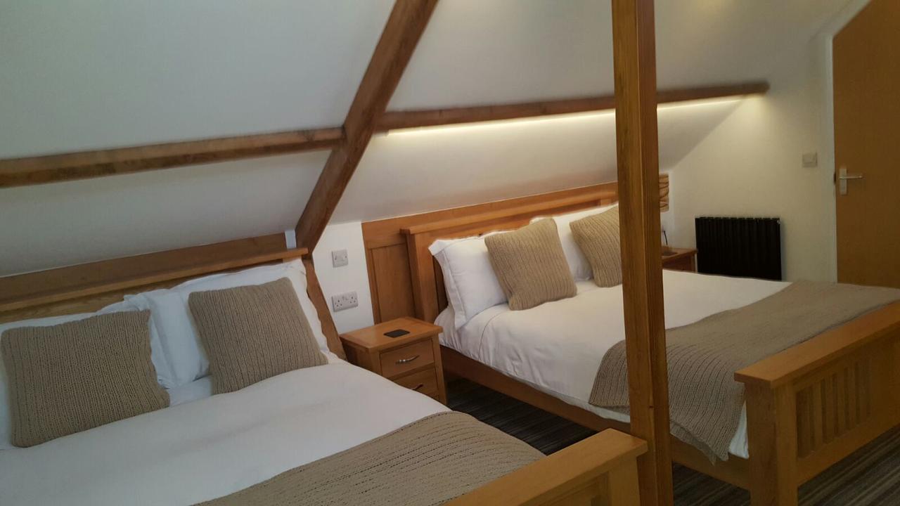 Отель Kings Head Capel Hendre Экстерьер фото