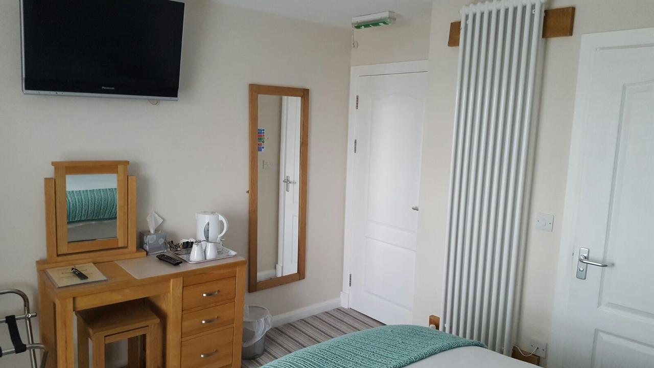 Отель Kings Head Capel Hendre Экстерьер фото